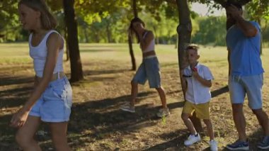 Aile birlikte güzel vakit geçirip, doğada kalıcı anılar yaratıyor.