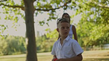 Aile parkta birlikte yürümekten hoşlanıyor.