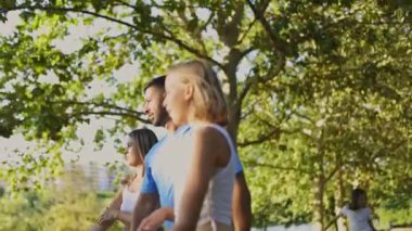 Aile parkta geziniyor, yaz havasının tadını çıkarıyor.