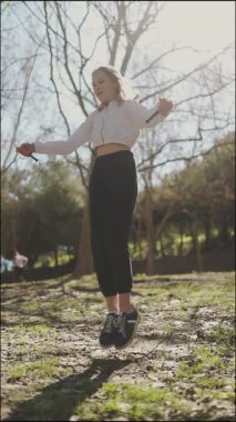 Gençler parkta ip atlama egzersizlerini severler.