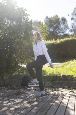 Gençler parkta ip atlama egzersizinden zevk alıyorlar. Sağlıklı yaşam tarzını, spor yapmayı ve açık havada eğlenmeyi destekliyorlar.