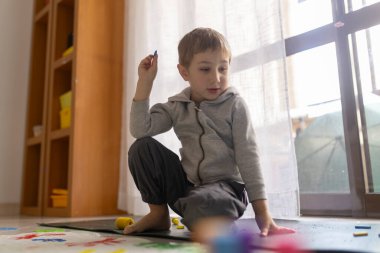 Anaokulundaki yaratıcı oyun saatlerini seven, evde pastel boyalarla resim çizen, hayal gücünü geliştiren ve motor becerilerini geliştiren çocuklar.