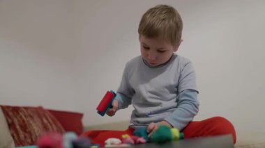 Çocuk kil modelleme ve motor becerilerini geliştirme ile yaratıcı oyun zamanını seviyor.