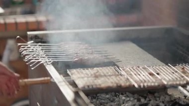 Barbeküde ızgara et pişir, metal bir ızgara kullanarak yapışmasını engelle, duman yükselirken