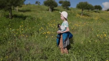 Doğayı keşfeden meraklı çocuk dürbünle vahşi yaşamı ve çiçekleri gözlemliyor.