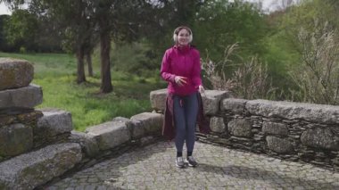 Aktif kadın parkta egzersiz yapmaktan hoşlanır, sağlık ve sağlığı teşvik eder.