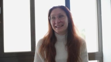 Anne abur cuburu sever ve oğluyla büyük bir pencerenin kenarında hassas bir anı paylaşır.