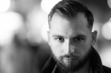 Genç adamın ciddi ifadesi dramatik bir siyah beyaz portrede yer aldı.