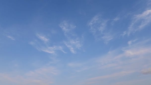 蓝蓝的天空和美丽的云 — 图库视频影像