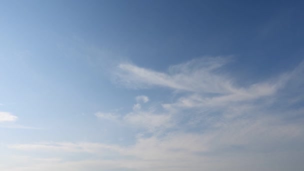 Mavi Gökyüzü Arka Planında Beyaz Bulut — Stok video