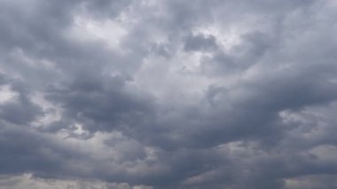 Yağmurdan önce fırtına bulutları