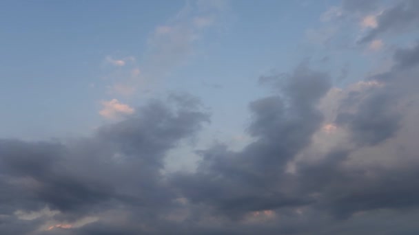 Blauer Himmel Mit Grauer Wolkendecke — Stockvideo