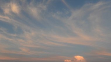 Gökyüzü bulutlu ve güneşli, akşam vakti