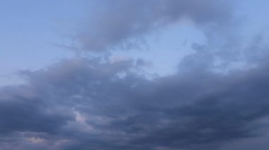 Mavi gökyüzünde kara bulutlar