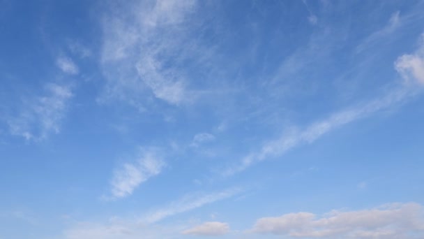 Біла Хмара Блакитному Небі — стокове відео