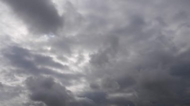 Kara bulutlar fırtına öncesi.