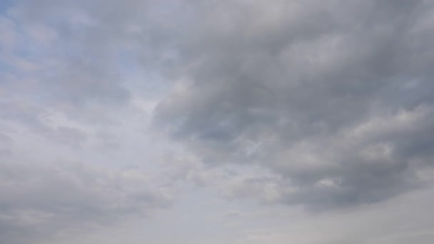 Witte Wolken Aan Blauwe Lucht — Stockvideo