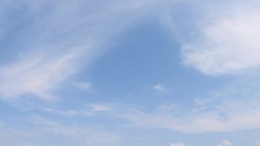 Beyaz bulutlu mavi gökyüzü