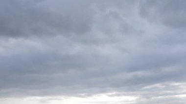 Gökyüzündeki bulutlu bir günde fırtına bulutları, fırtınanın arka planı