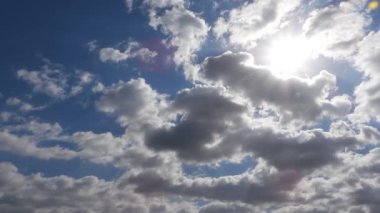 Mavi gökyüzü ve güneş