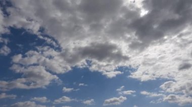 Mavi gökyüzüne karşı beyaz bulutlar