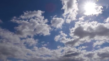 Mavi gökyüzü ve bulutlar arka plan, yaz günü