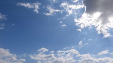 Bulutlu mavi gökyüzü