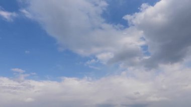 Mavi arkaplanda beyaz bulutlar