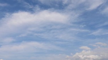 Bulutlu mavi gökyüzü, arka plan