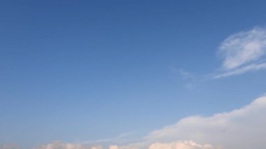 Beyaz bulutlu ve güneşli mavi gökyüzü