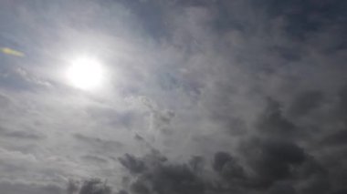 Yağmurdan önce karanlık gökyüzünde fırtına bulutları