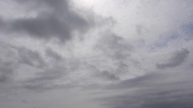 Gökyüzündeki fırtına bulutları, karanlık gökyüzü arkaplanı