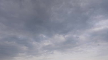 Beyaz bulutlu mavi gökyüzü