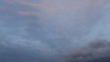 Gökteki koyu mavi bulutlar