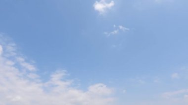 Sabahları mavi gökyüzü ve bulutlar