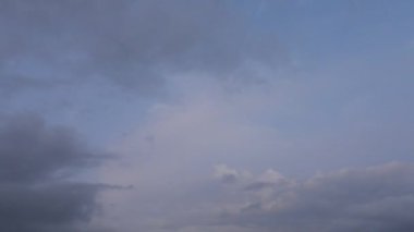 Mavi gökyüzü ile güzel bulutlar, doğa arka planı.