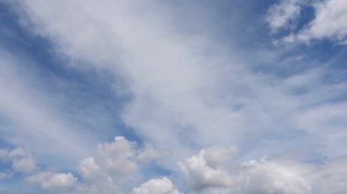 Bulutlu mavi gökyüzü