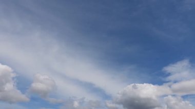açık gökyüzüne karşı beyaz bulutlar.