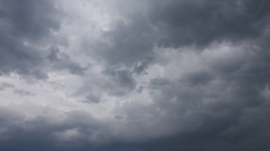 Yağmurdan önce gökyüzünde fırtına bulutları