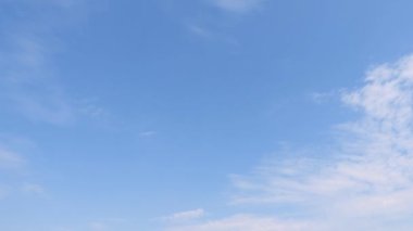 Beyaz bulutlu mavi gökyüzü arkaplanı