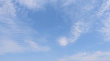 Beyaz bulutlu mavi gökyüzü, doğa arkaplan.