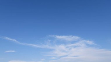 Mavi gökyüzünde beyaz kabarık bulutlar