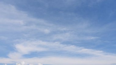 Beyaz bulutlu mavi gökyüzü