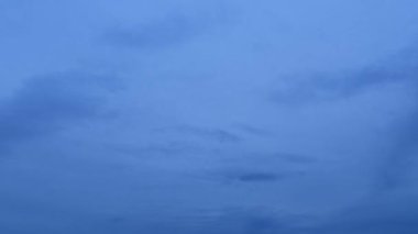 Bulutlu mavi gökyüzü