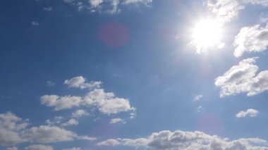 Beyaz bulutlu mavi gökyüzü