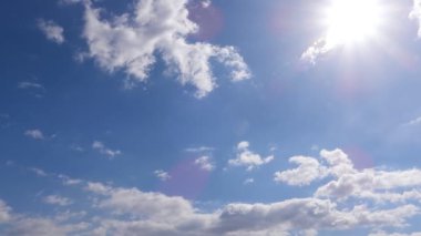 Gökyüzü arka planında beyaz bulutlar