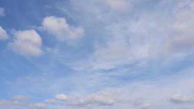 Mavi gökyüzünde beyaz bulutlar