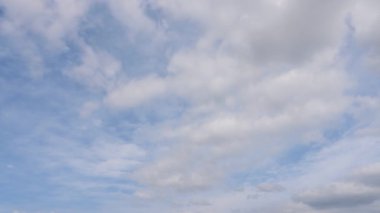 Mavi gökyüzünde beyaz bulutlar