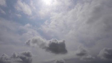 Gökyüzü bulutlu ve güneşli