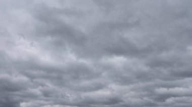 Yağmurdan önce kara fırtına bulutları